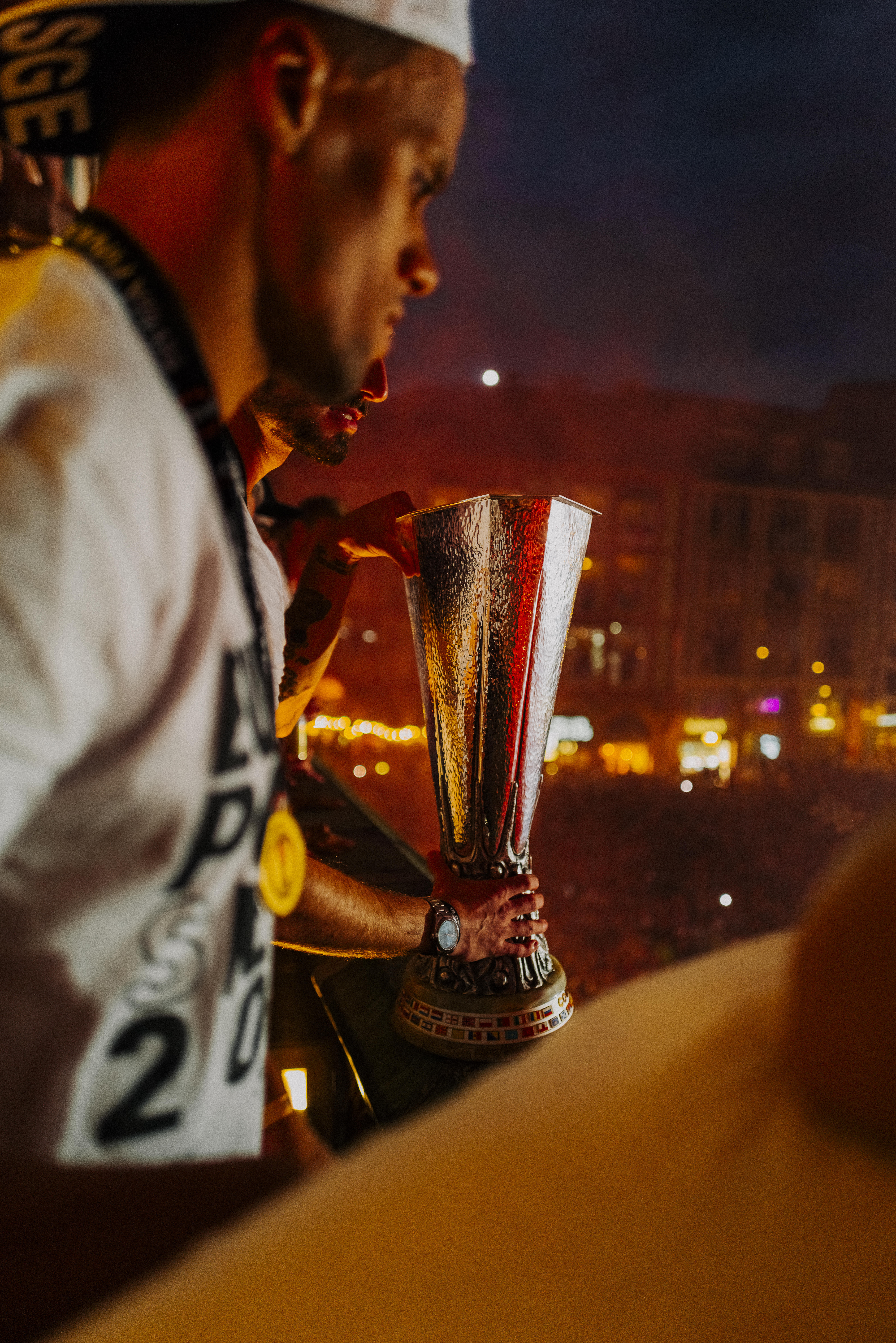 Timothy Chandler mit dem Pokal auf dem Römerplatz 