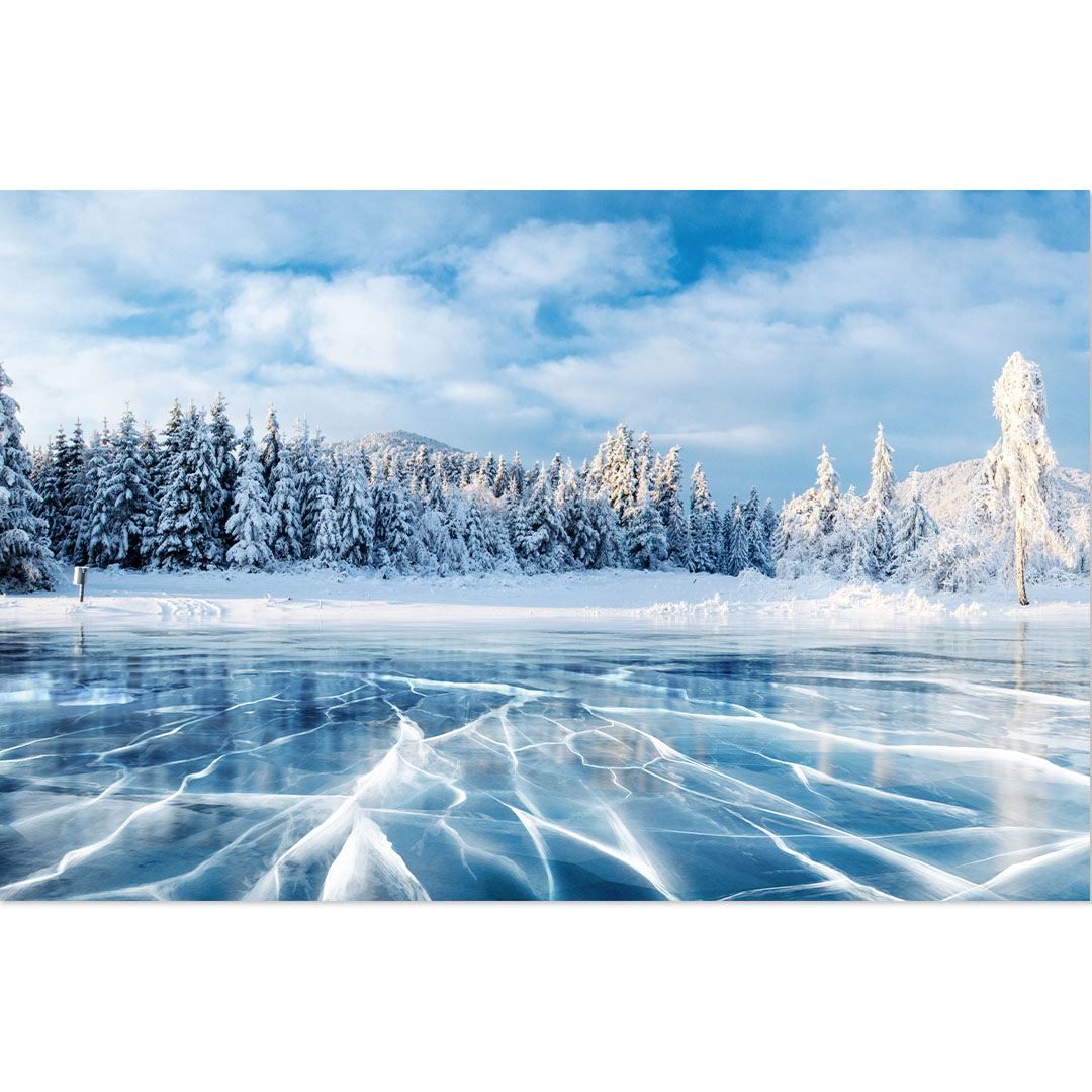 Vereister See unter blauem Himmel, Carpathian, Ukraine