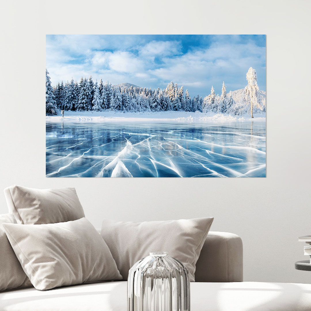 Vereister See unter blauem Himmel, Carpathian, Ukraine