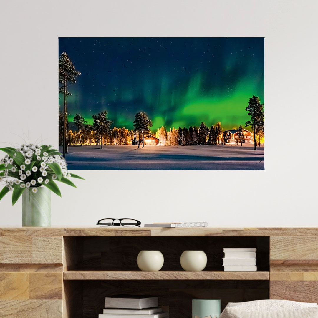 Aurora borealis über dem Polarkreis im Winter